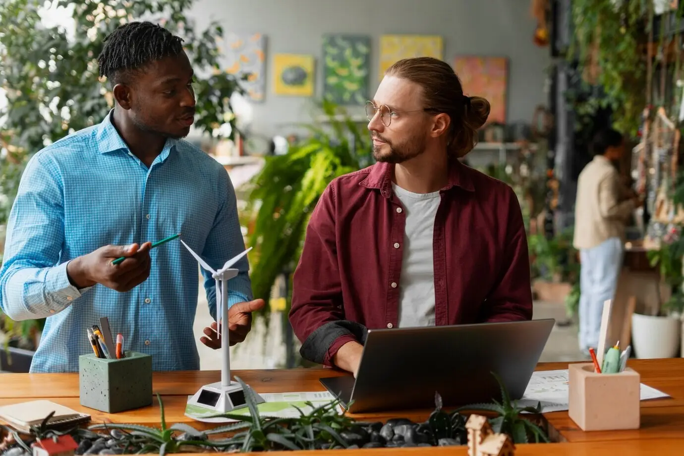 Fachleute aus der Tech-Branche, die versuchen, ambitionierte Nachhaltigkeitsziele zu erreichen.
